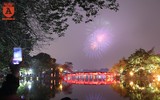 Pháo hoa rực rỡ trên bầu trời Hà Nội vào thời khắc giao thừa